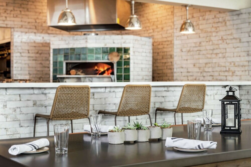 Фото Hilton Garden Inn Davis Downtown