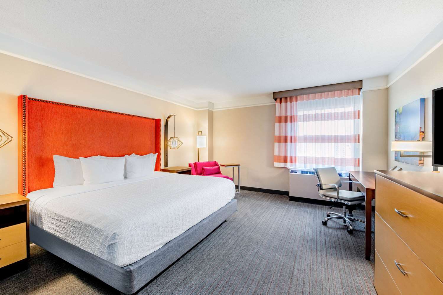 Фото La Quinta Inn & Suites by Wyndham New Orleans Downtown