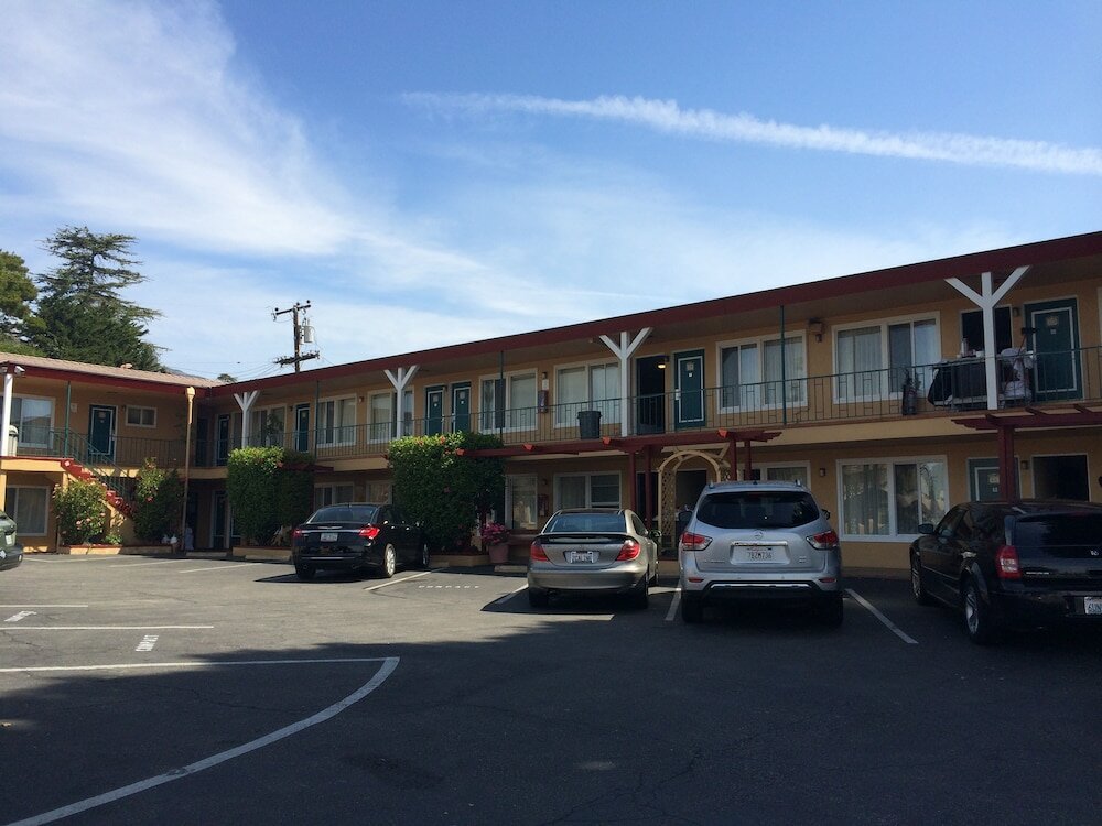 Фото Oasis Inn & Suites