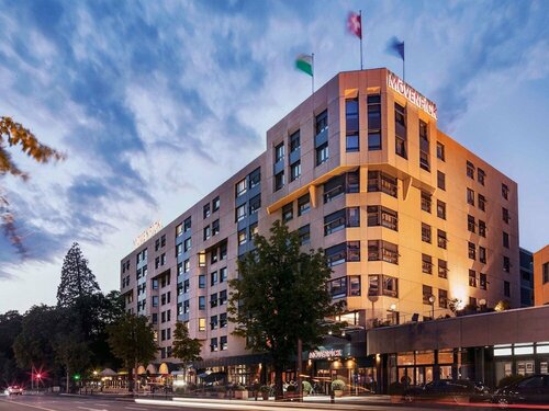 Внешний вид отеля Mövenpick Hotel Lausanne в Лозанне, фото 1