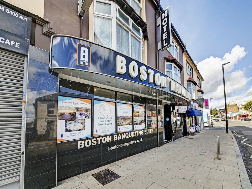 Фото Oyo Bostons Manor Hotel