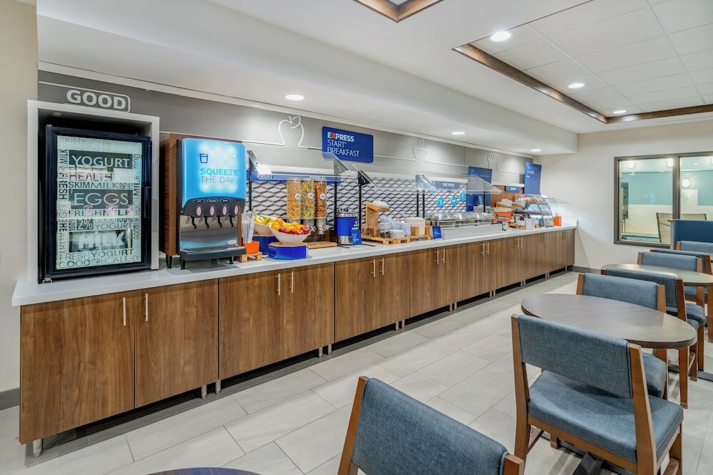 Фото Holiday Inn Express Hotel & Suites - Cheyenne, an Ihg Hotel