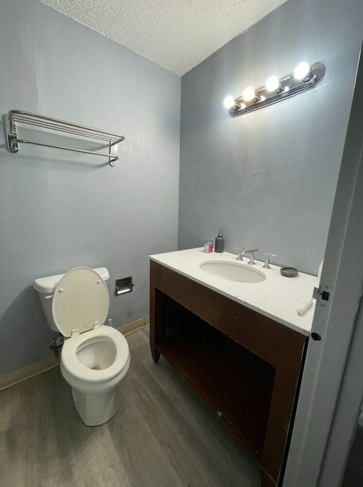 Фото Lamplighter Inn by Oyo Charlotte Airport Area