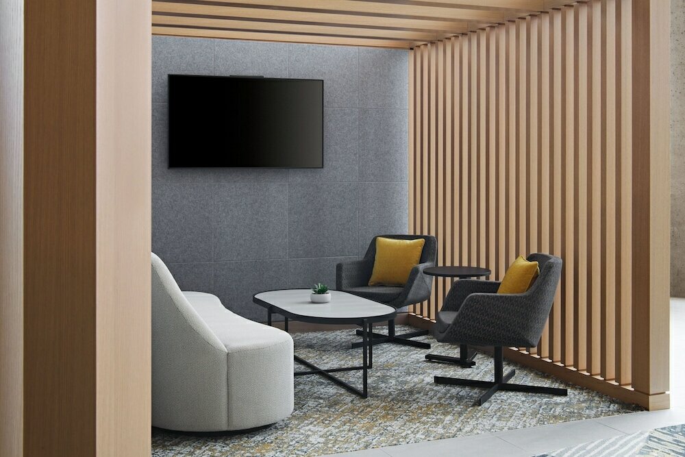 Фото Delta Hotels Calgary Airport In Terminal