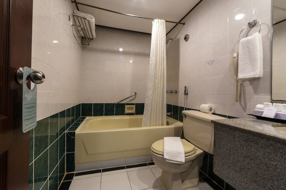 Фото Berjaya Makati Hotel