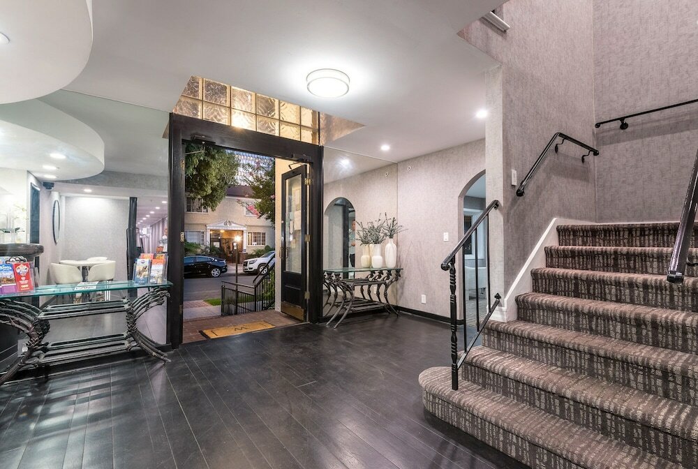 Фото Wilshire Crest Hotel