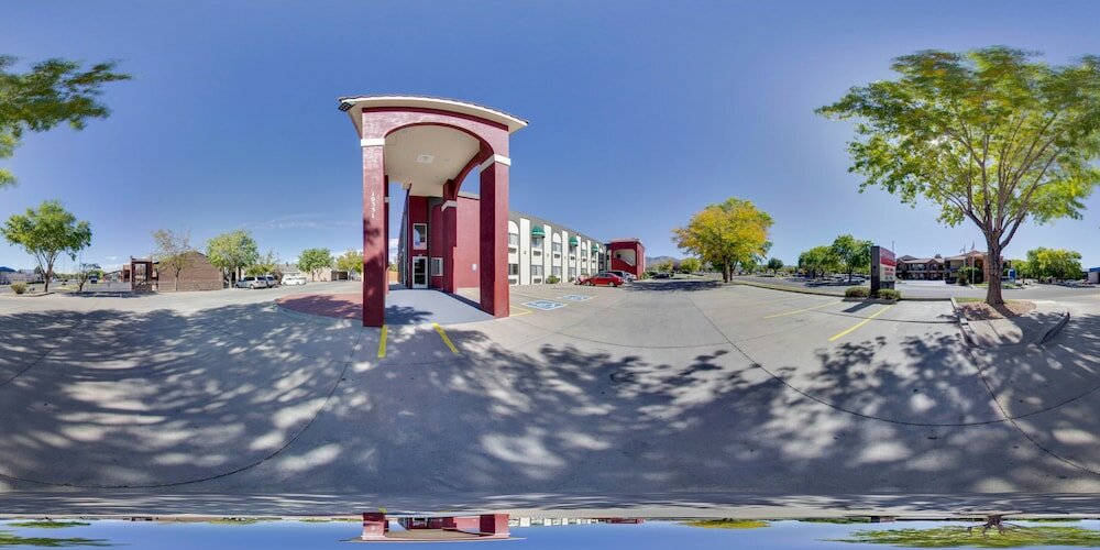 Фото Econo Lodge Inn & Suites
