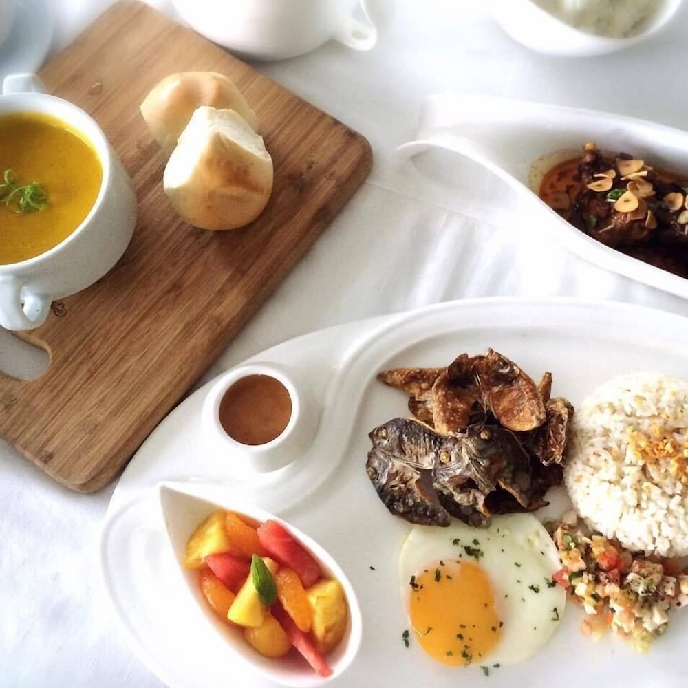 Фото 717 Cesar Place Hotel