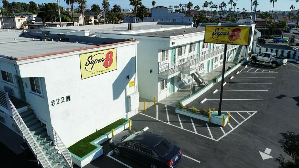 Фото Super 8 by Wyndham Oceanside Downtown