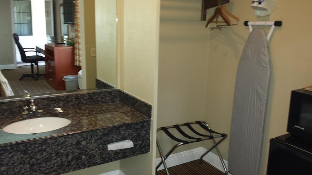 Фото Regency Inn & Suites
