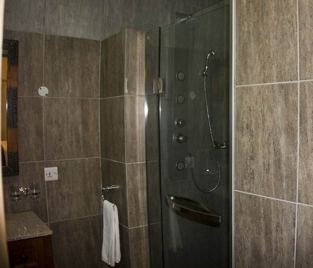 Фото Tropical Enclave Hotel