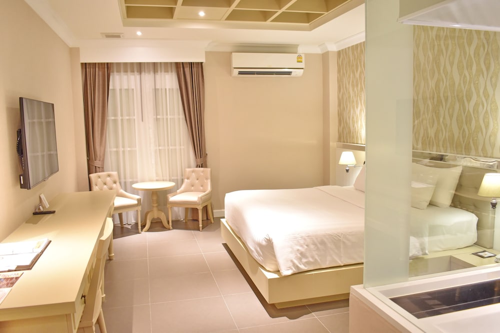 Фото The Raya Surawong Bangkok