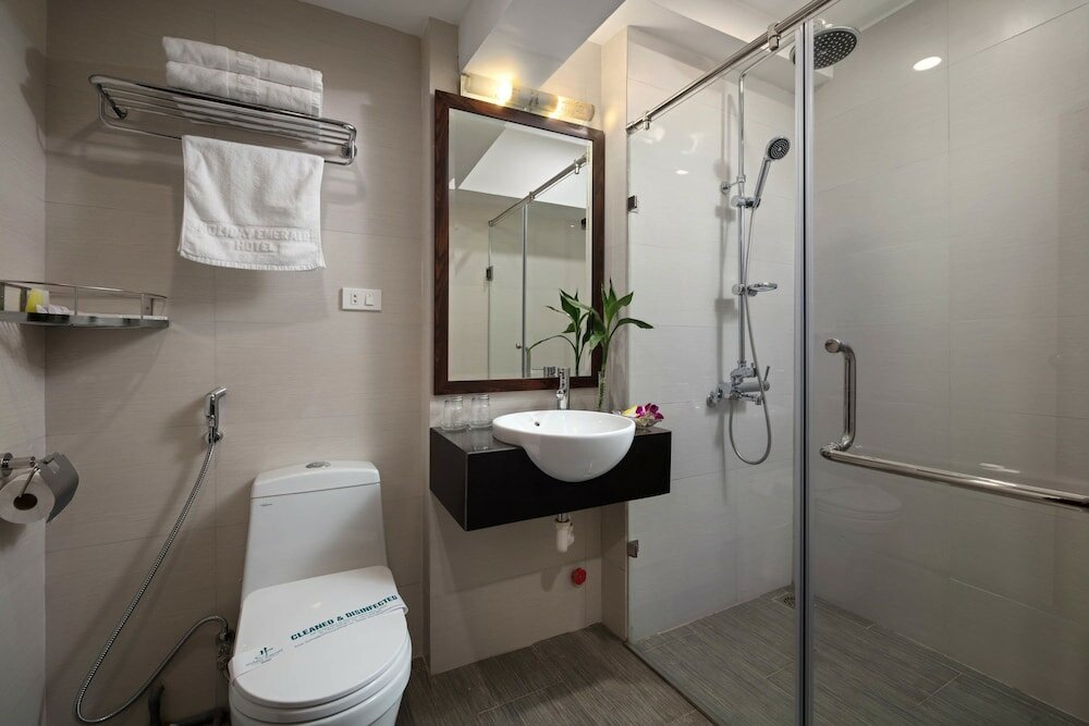 Фото Holiday Emerald Hotel