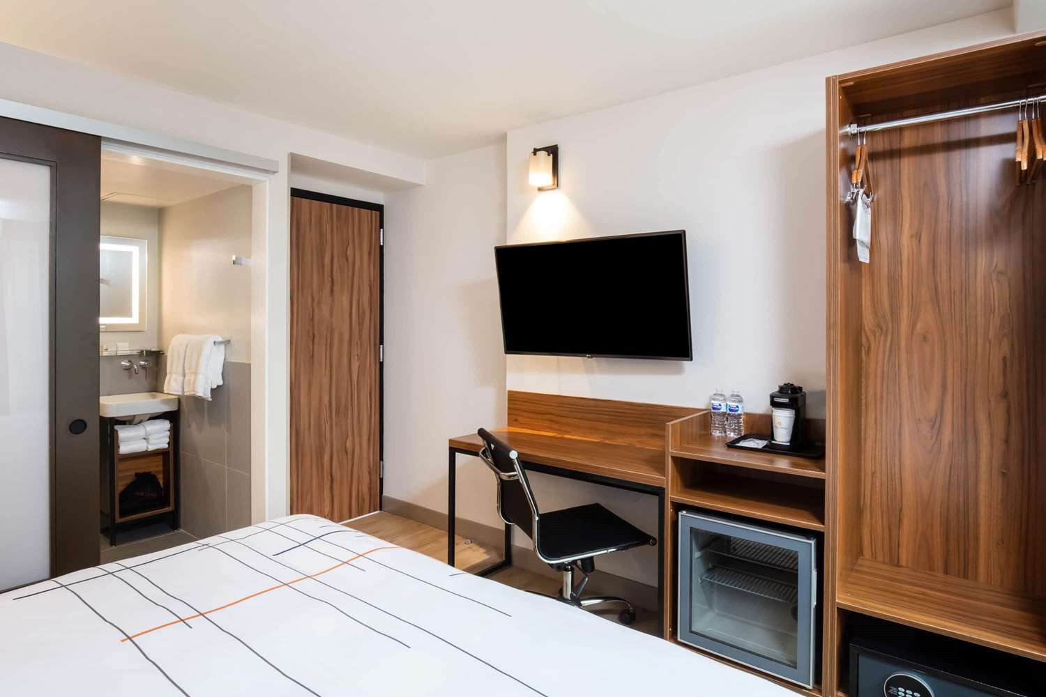 Фото La Quinta Inn & Suites by Wyndham Times Square South