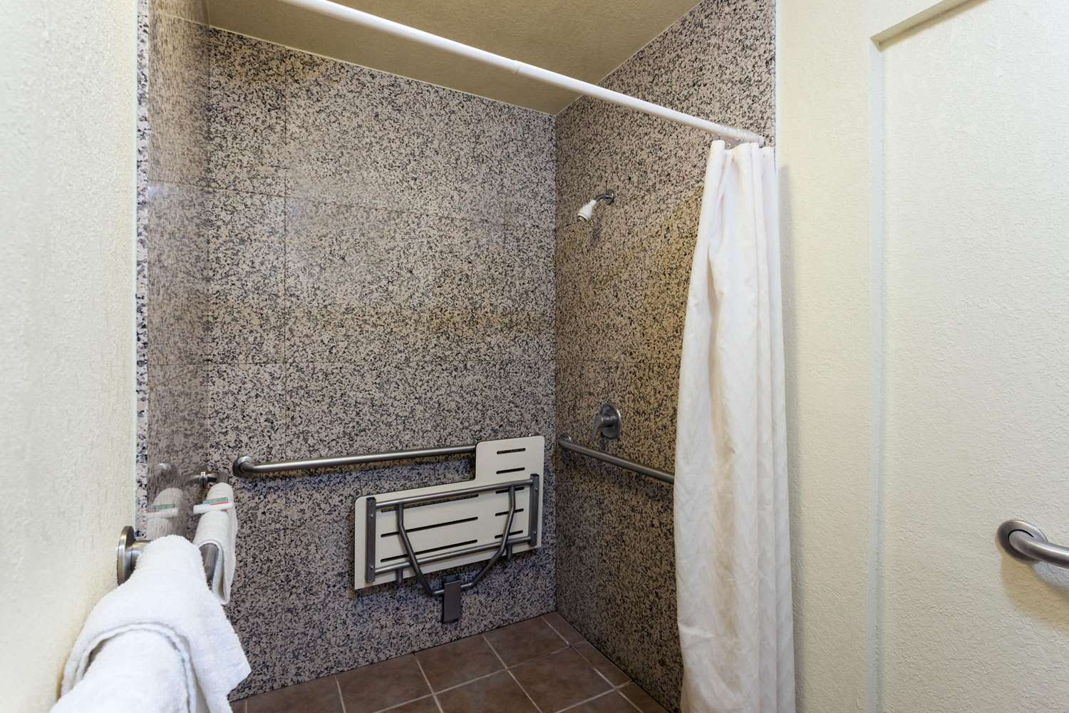 Фото Travelodge by Wyndham Long Beach Convention Center