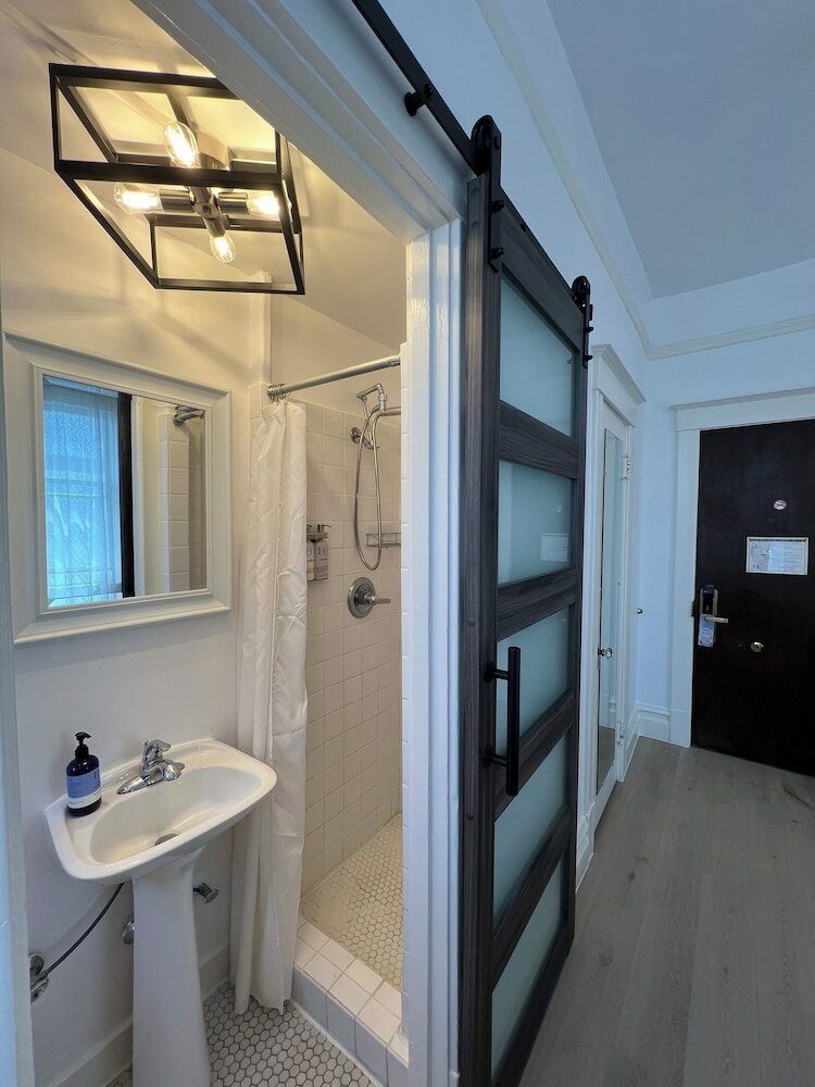 Фото The Andrews Hotel