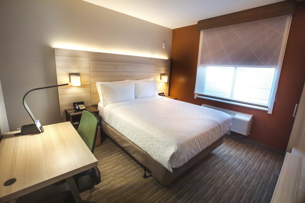 Фото Holiday Inn Express Staten Island West