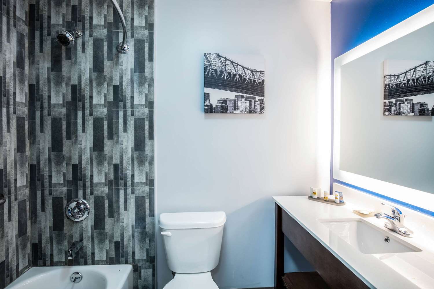 Фото La Quinta Inn and Suites by Wyndham Long Island City