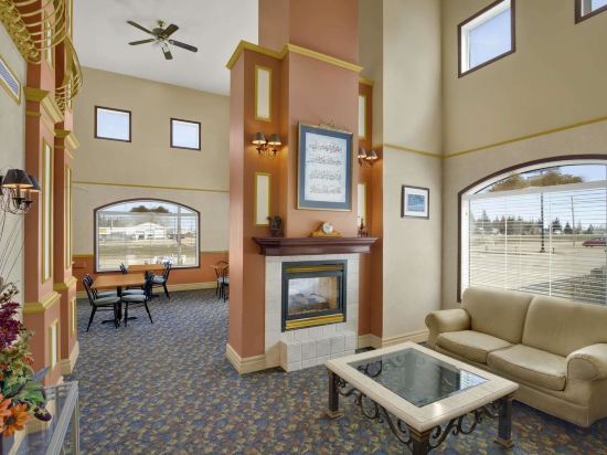 Фото Days Inn & Suites by Wyndham Brandon