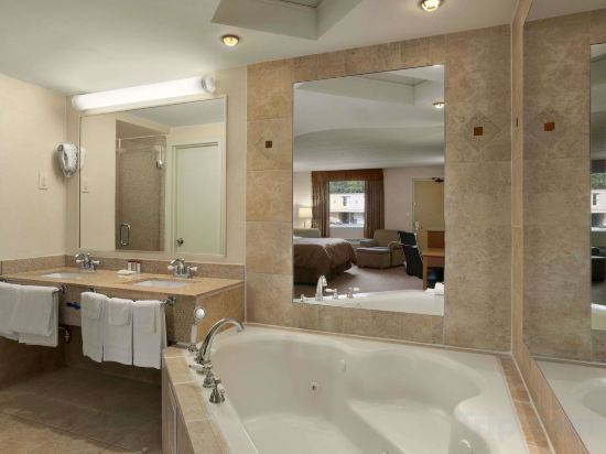 Фото Ramada by Wyndham Rockville Centre