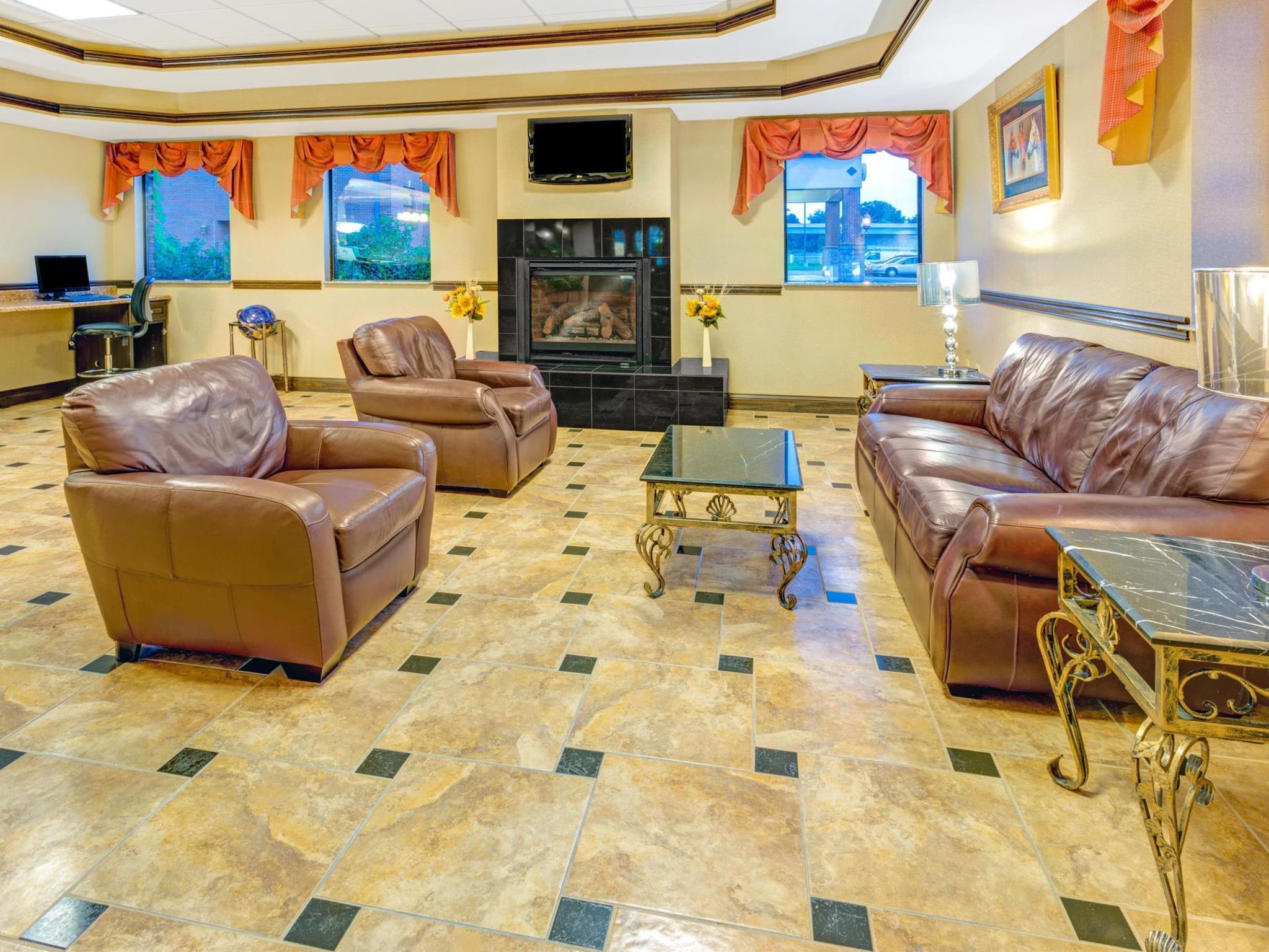 Фото Days Inn & Suites by Wyndham Jeffersonville In