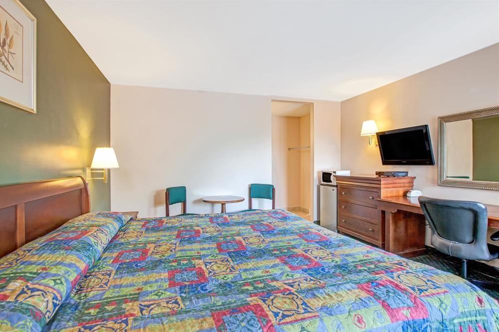 Фото Knights Inn South Hackensack