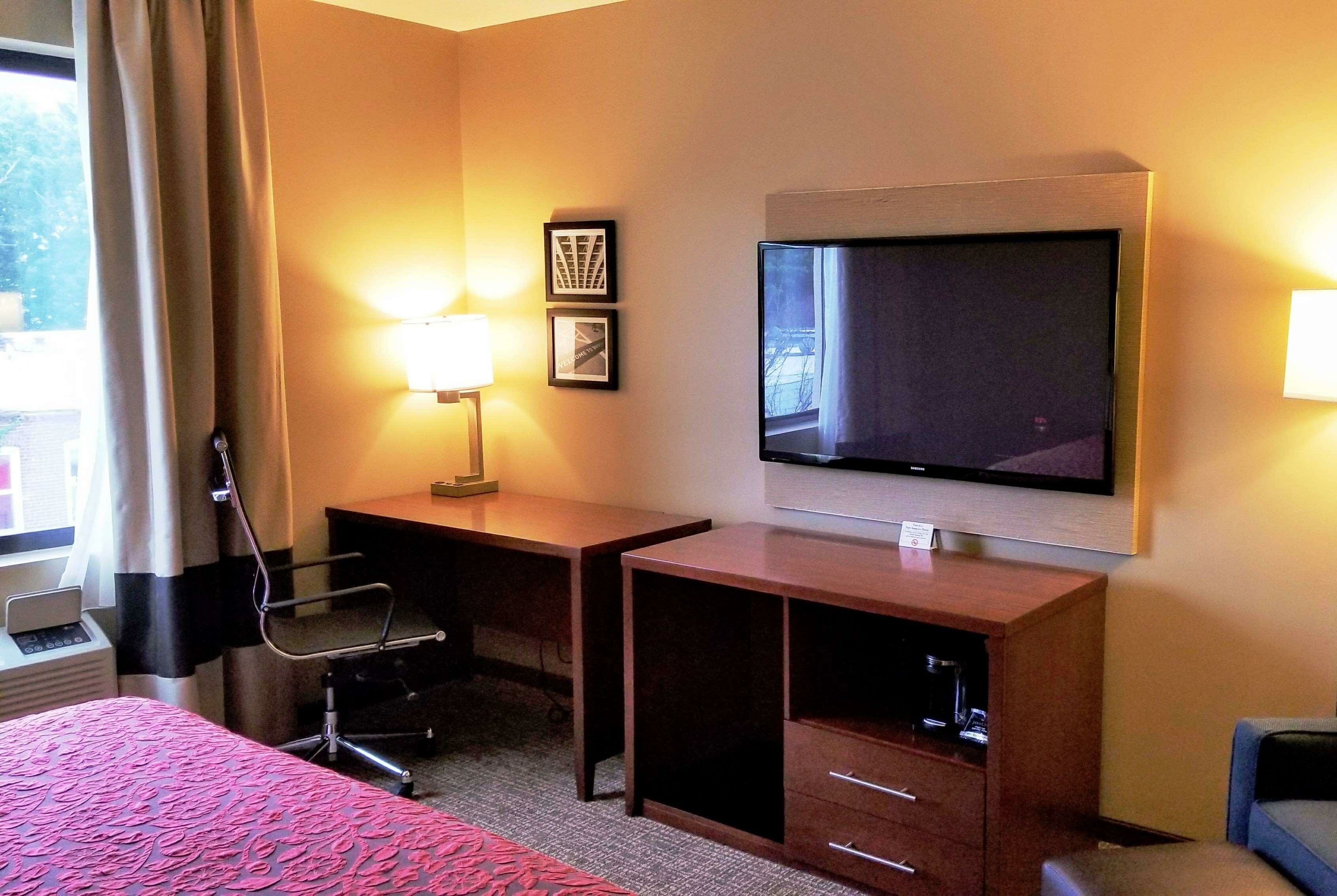 Фото Days Inn by Wyndham Brooklyn Marine Park
