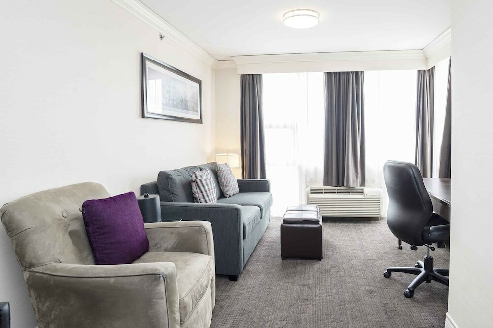 Фото Sandman Signature Toronto Airport Hotel