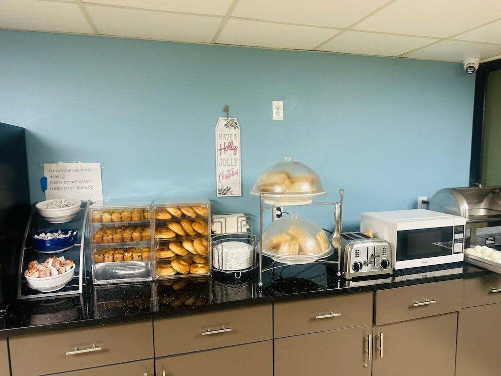 Фото Days Inn by Wyndham Brooklyn Borough Park