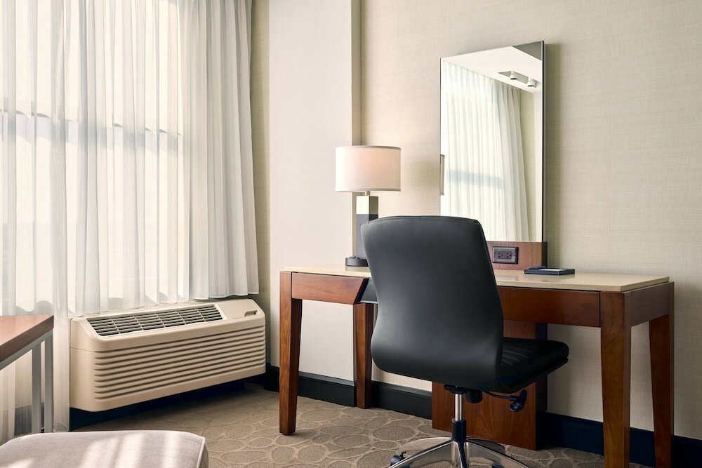 Фото Delta Hotels by Marriott Milwaukee Northwest