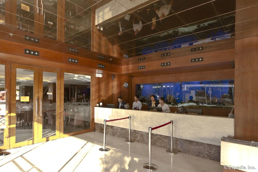 Фото Castle Peak Hotel