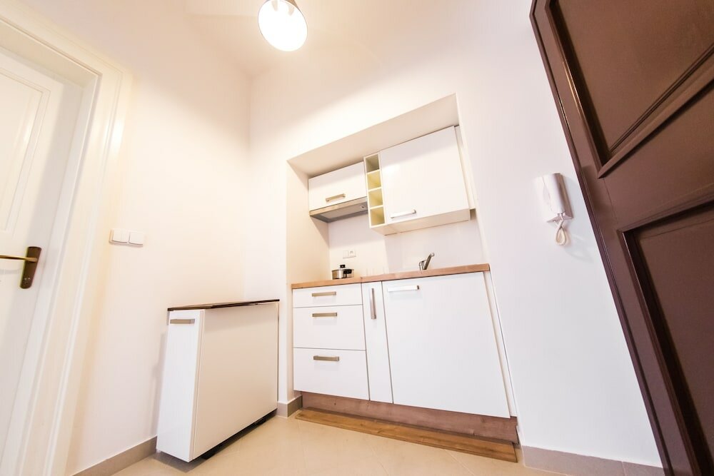 Фото Three Golden Crowns Apartments