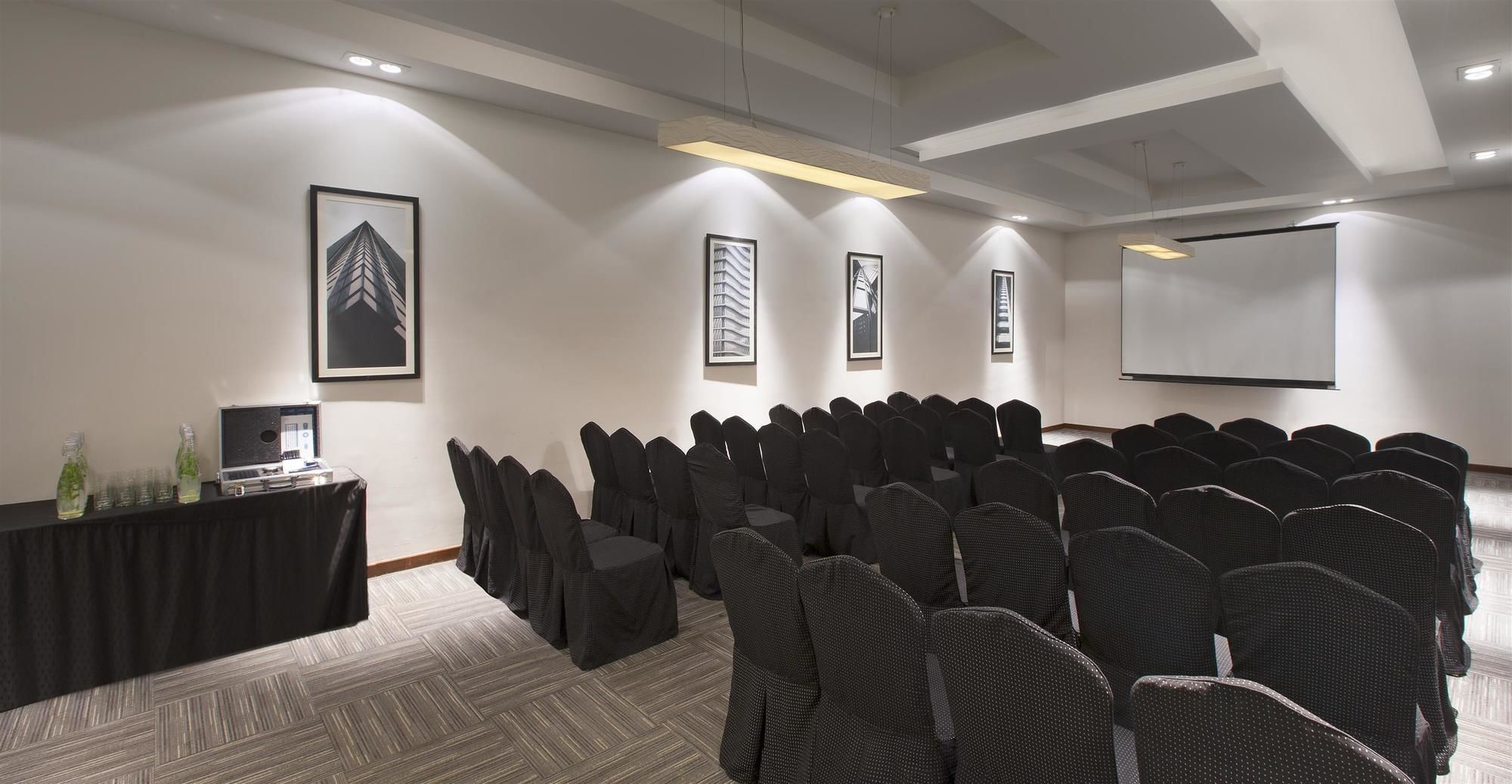 Фото Four Points by Sheraton Hotel & Serviced Apartments, Pune