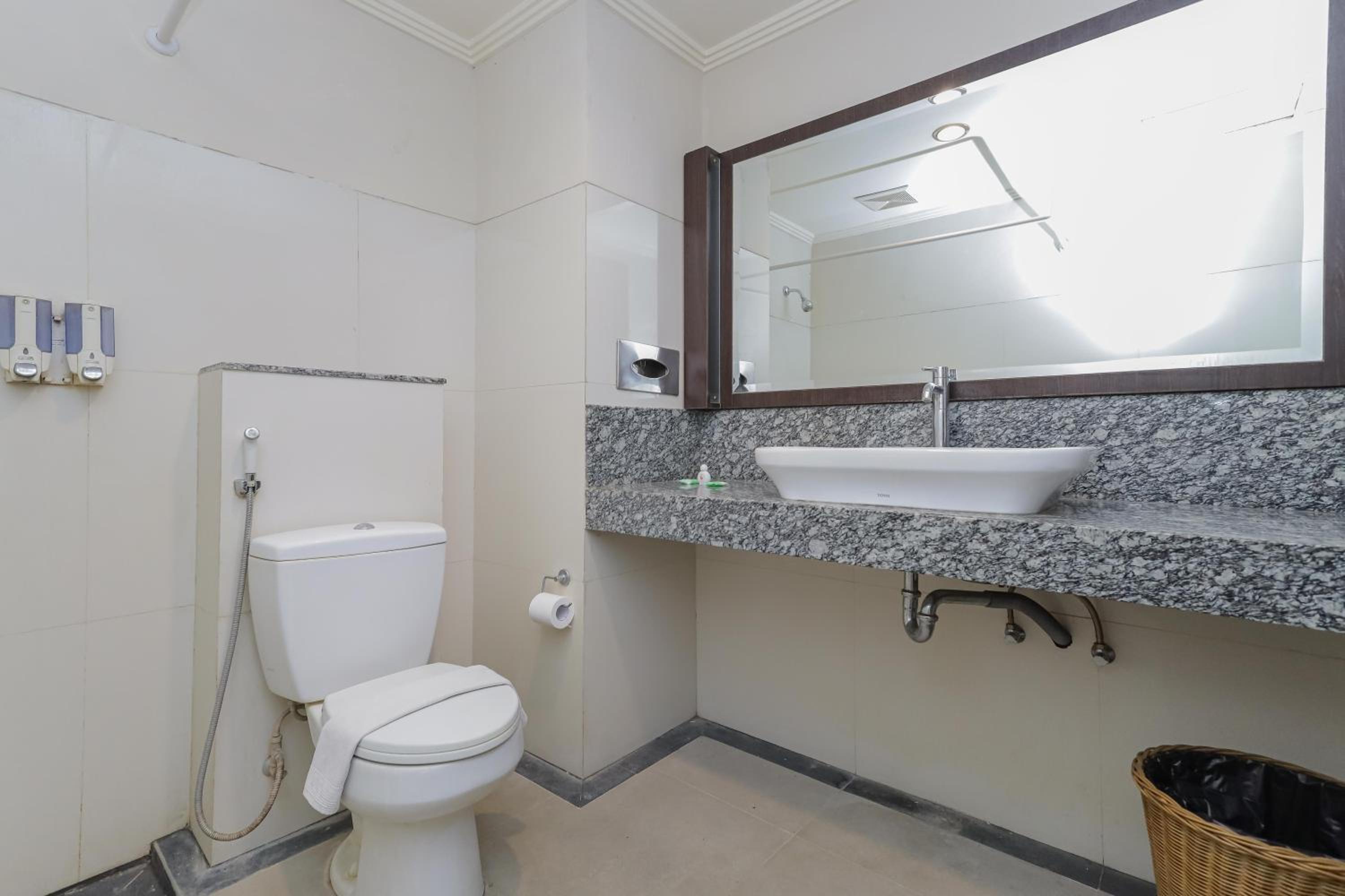 Фото Urbanview Hotel Taman Suci Denpasar Bali