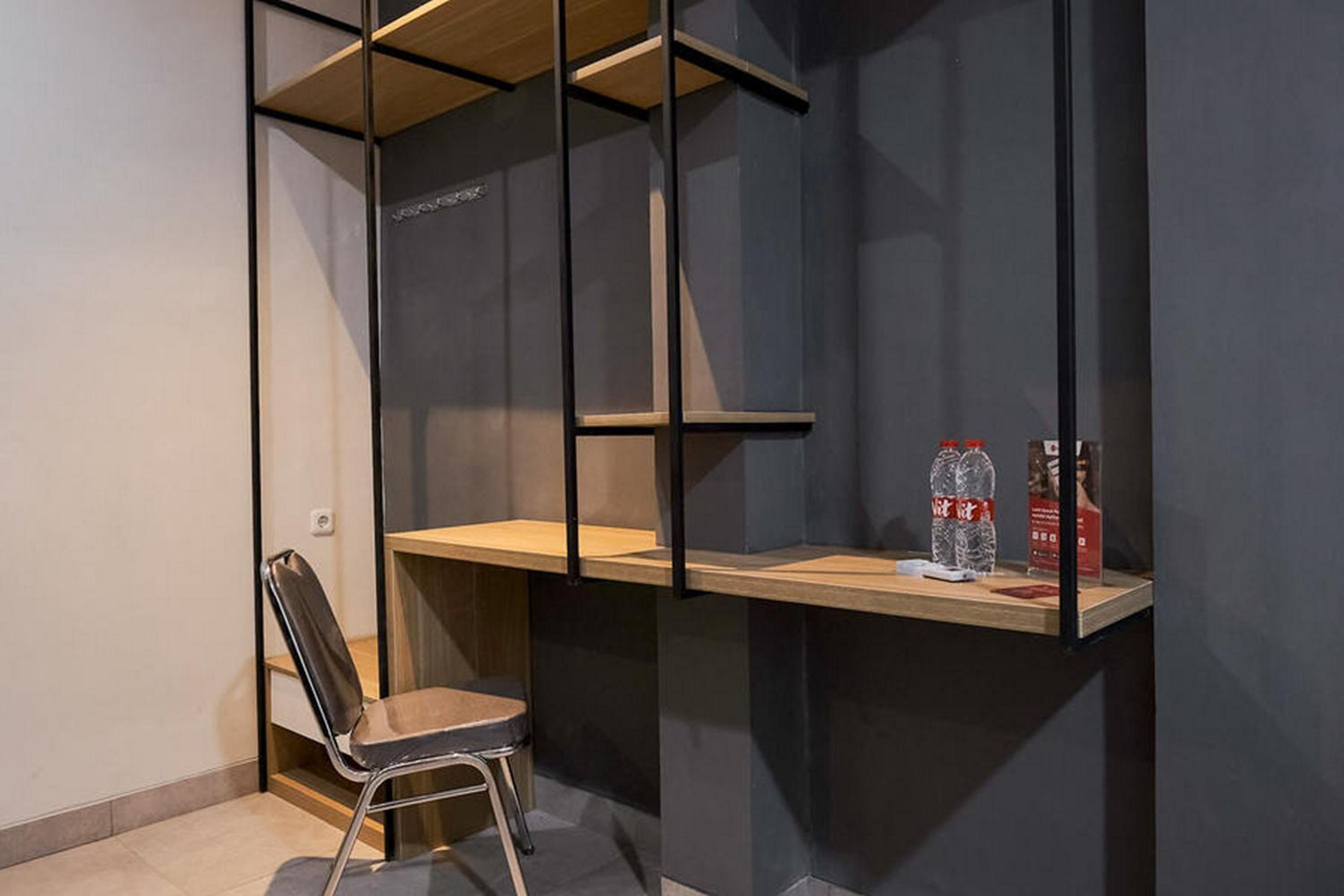 Фото RedDoorz Plus near Taman Anggrek Mall