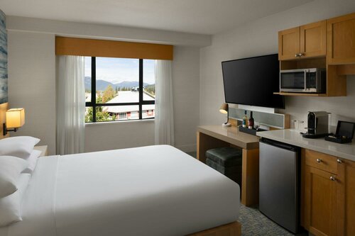 Гостиница Delta Hotels by Marriott Whistler Village Suites в Уистлере