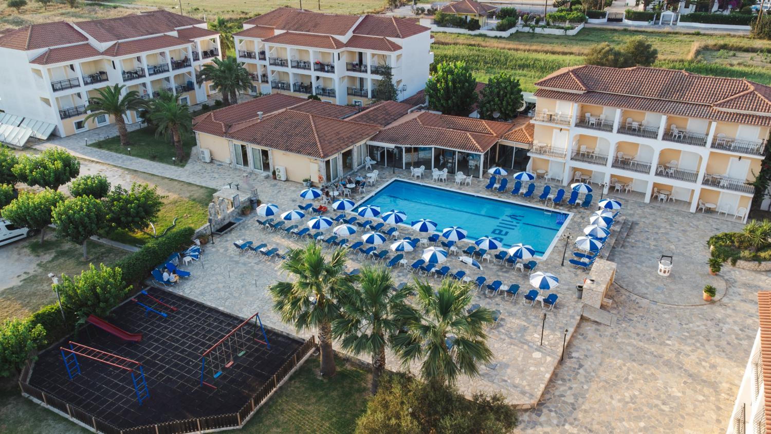 Фото Village Inn Studios & Family Apartments