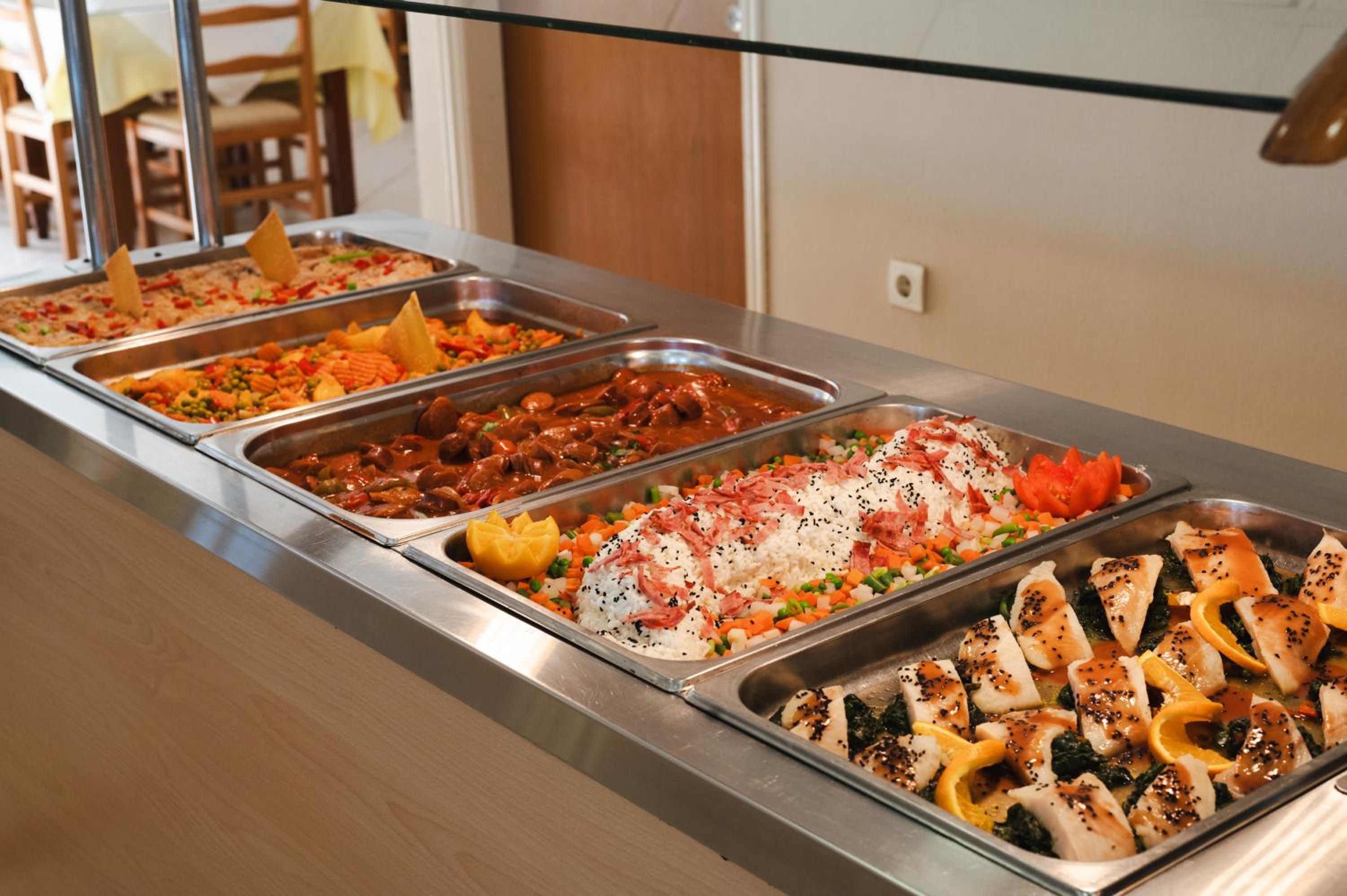 Фото Village Inn Studios & Family Apartments