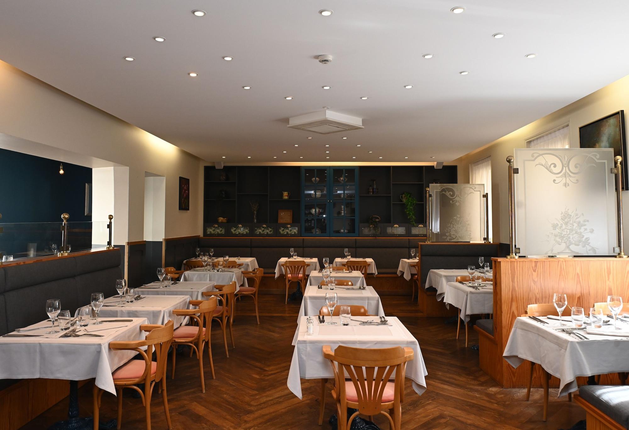 Фото Logis Hôtel Les Pages