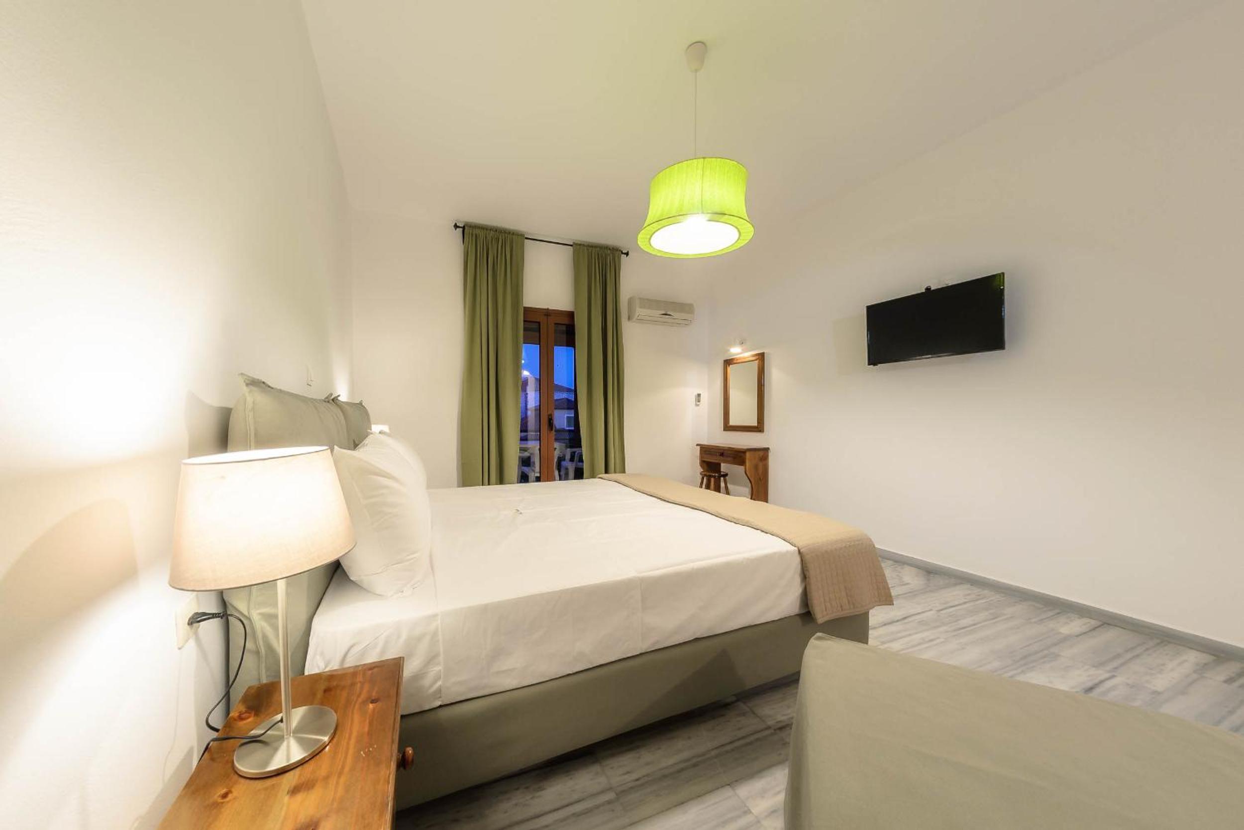 Фото Kiki Studios & Apartments