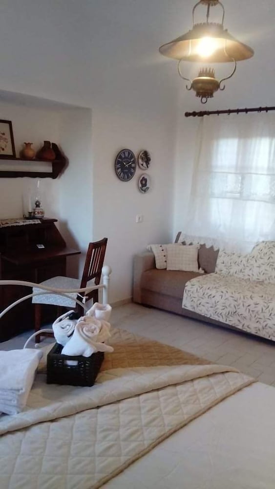 Фото Charouda Stone Tower