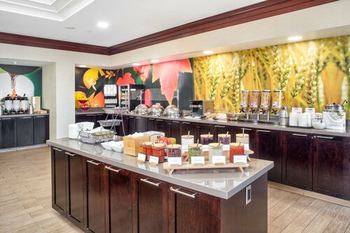 Внешний вид отеля Fairfield by Marriott Inn & Suites Toronto Airport в Миссиссоге, фото 5