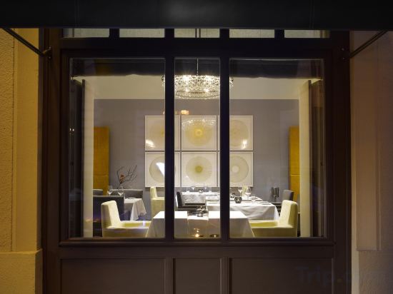 Фото The Emblem Hotel