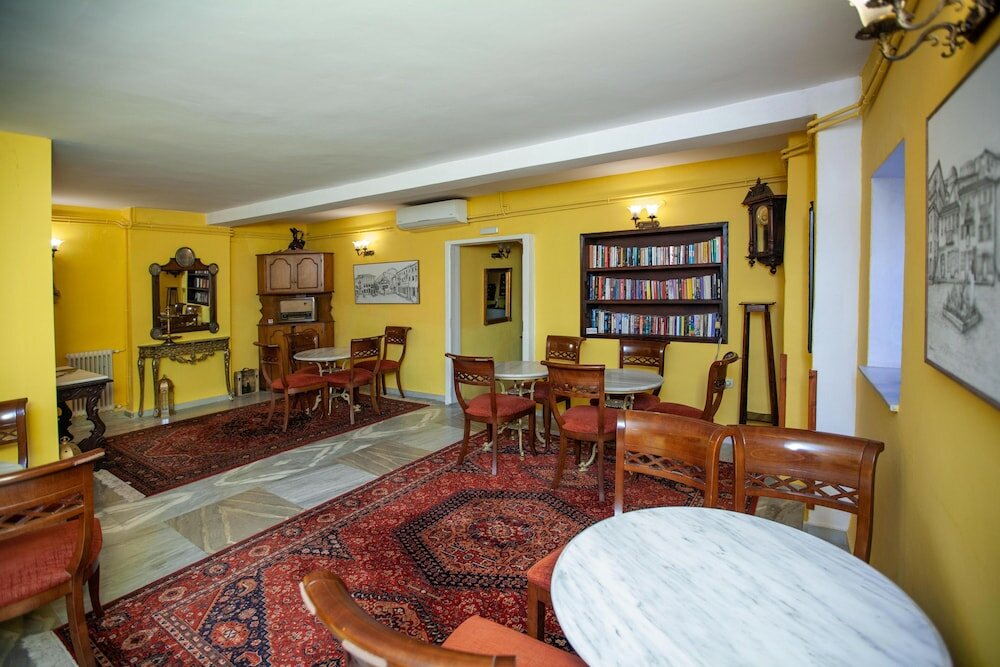 Фото Byron Hotel