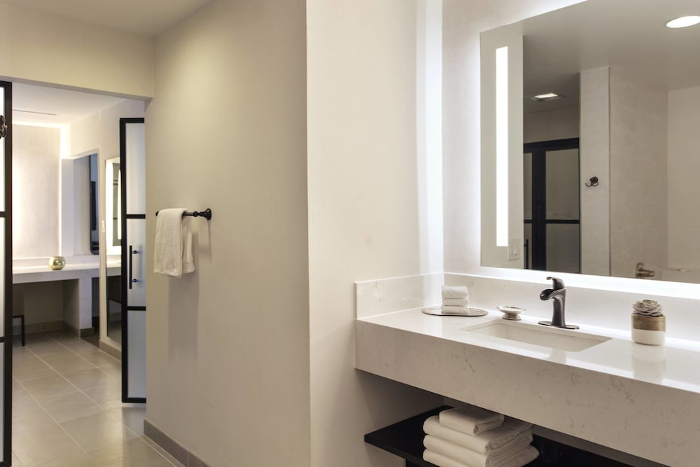 Фото Renaissance Denver Central Park Hotel