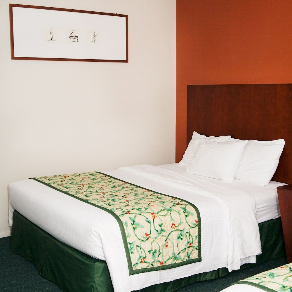 Фото Red Carpet Inn & Suites