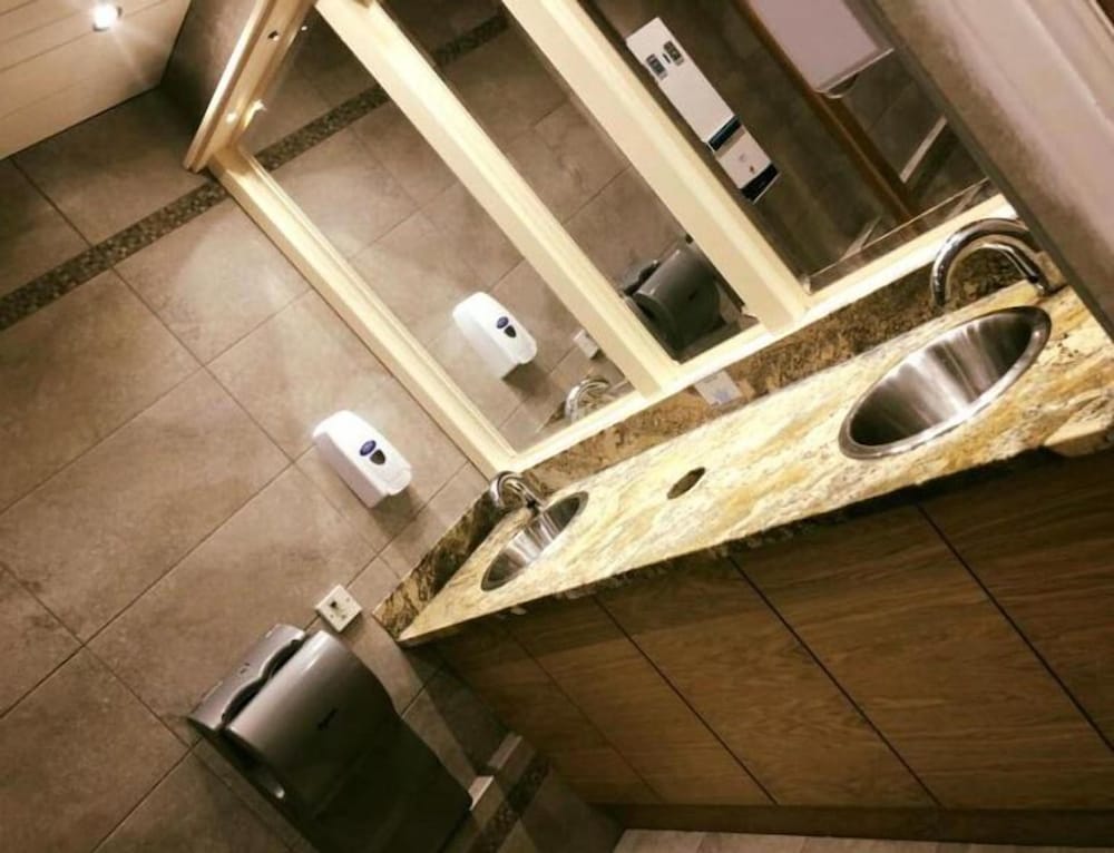 Фото Lyndene Hotel