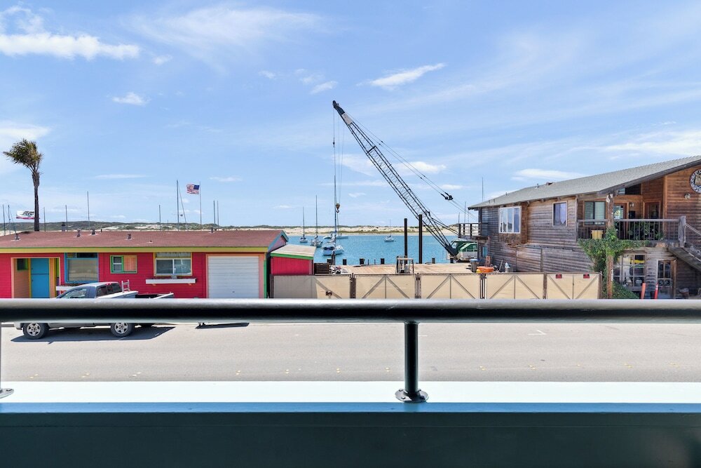 Фото 456 Embarcadero Inn & Suites