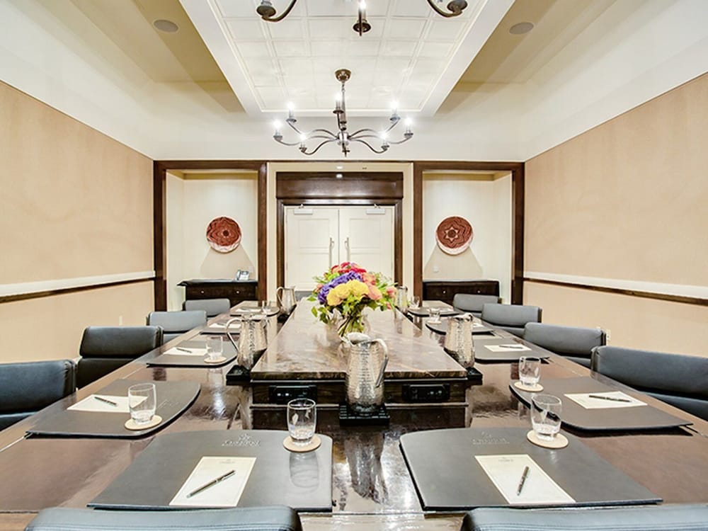 Фото Overton Hotel and Conference Center