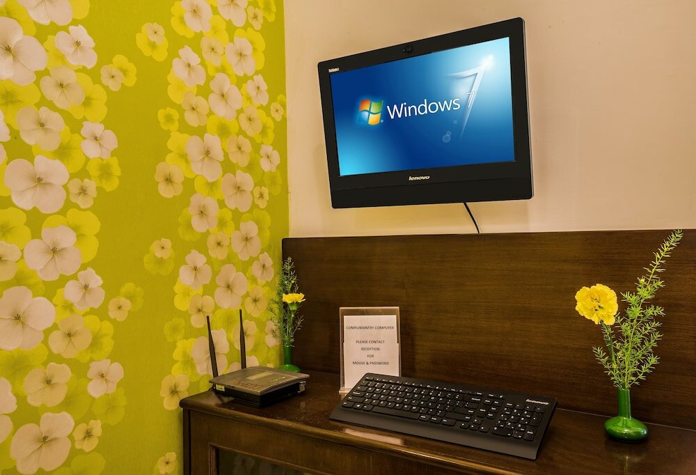 Фото Home@F37 Kailash Colony Metro